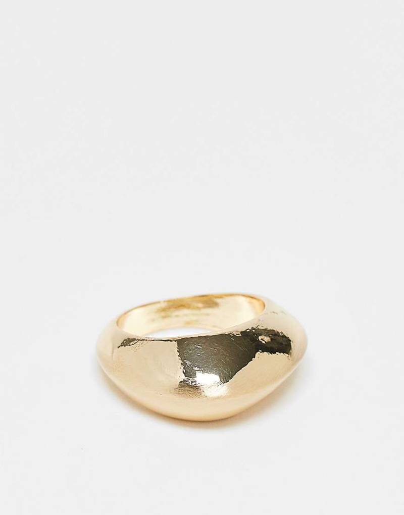 ASOS DESIGN - Breiter Ring in gebürsteter Goldoptik-Goldfarben von ASOS DESIGN