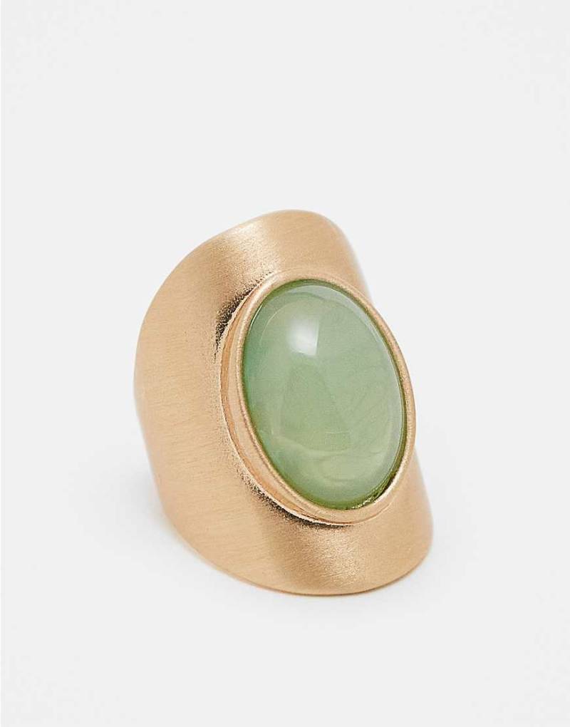 ASOS DESIGN - Breiter Ring in gebürsteter Goldoptik mit Kunststein in Salbeigrün-Goldfarben von ASOS DESIGN