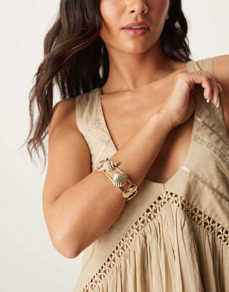 ASOS DESIGN - Breites, goldenes Armband mit Muscheldesign-Goldfarben ASOS DESIGN - Breites, goldenes Armband mit Muscheldesign-Goldfarben von ASOS DESIGN