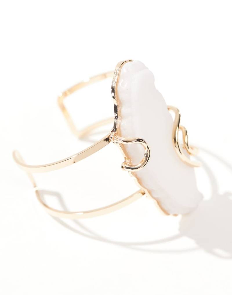 ASOS DESIGN - Breites Armband in Goldoptik mit Verzierung in Halbedelsteinoptik-Goldfarben von ASOS DESIGN