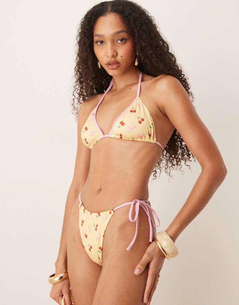 ASOS DESIGN - Brielle - Bikinihose in Gelb mit Schleifen- und Kirschprint und seitlichem Bindedetail von ASOS DESIGN
