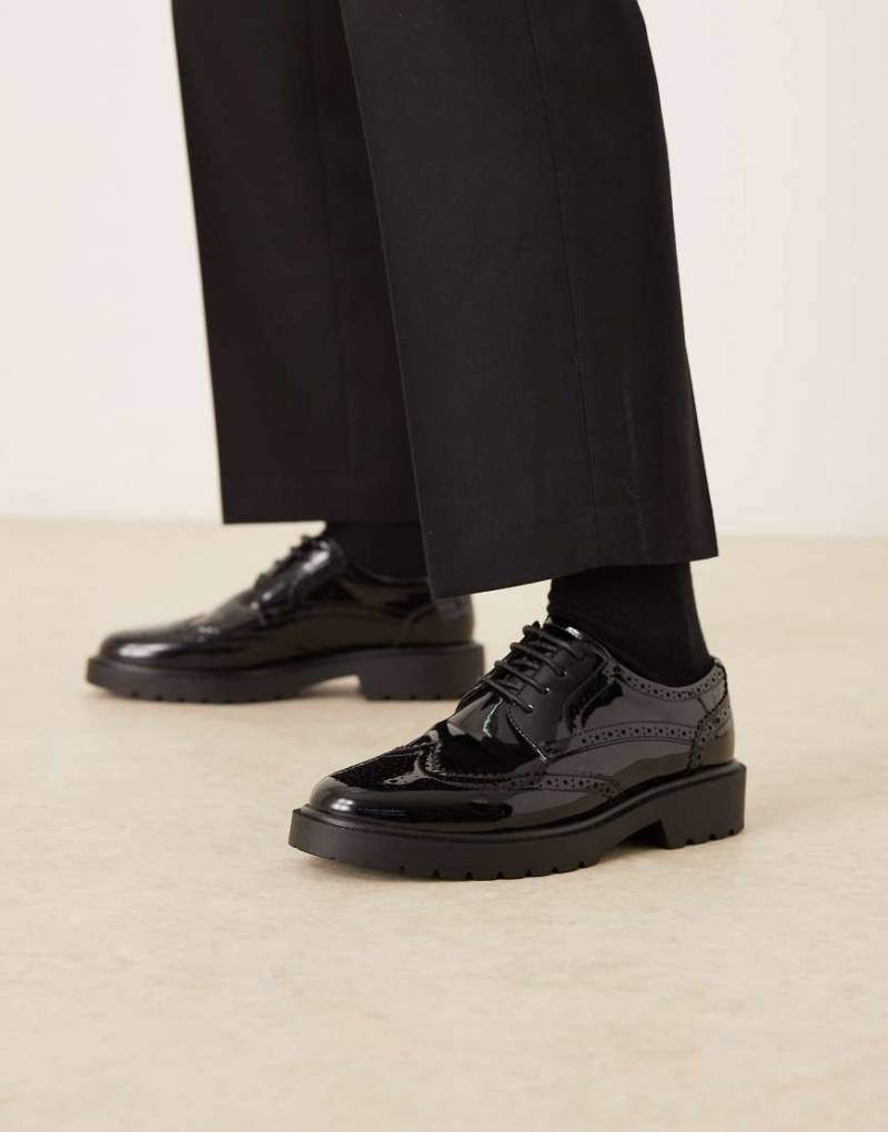 ASOS DESIGN - Brogue-Schuhe in Schwarz mit Profilsohle von ASOS DESIGN