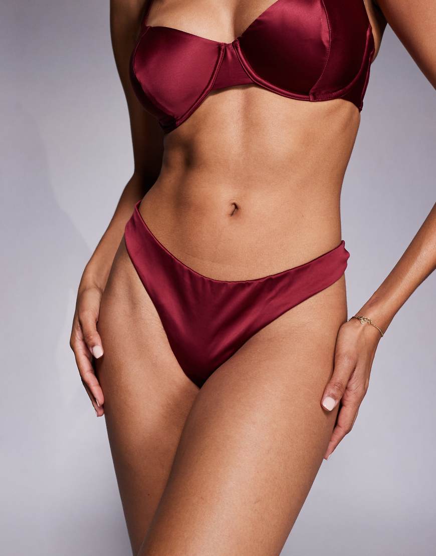 ASOS DESIGN - Brooke - Tanga aus reinem Satin und Netzstoff in Burgunderrot mit hohem Beinausschnitt von ASOS DESIGN