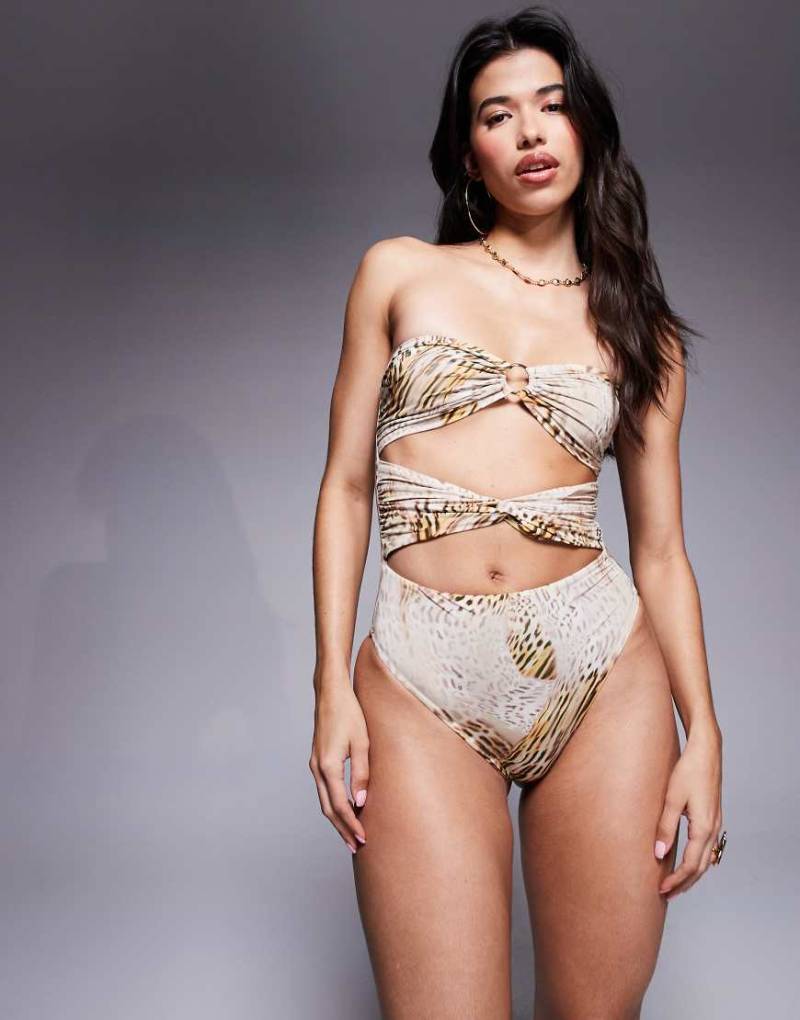 ASOS DESIGN - Brooke - Trägerloser Badeanzug mit Leopardenmuster, verdrehtem Detail vorne und Metalldetail-Bunt von ASOS DESIGN