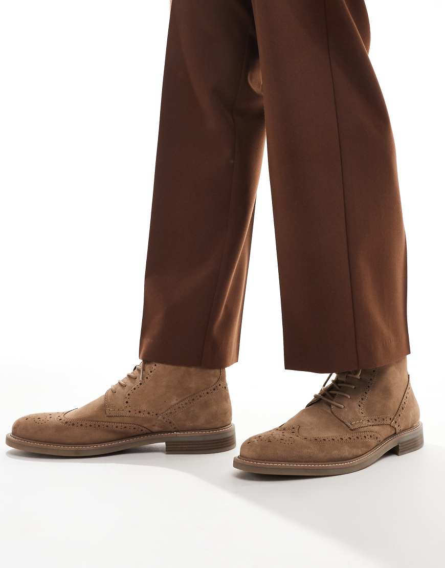 ASOS DESIGN - Budapester-Schnürstiefel aus Wildleder in Stein-Neutral von ASOS DESIGN