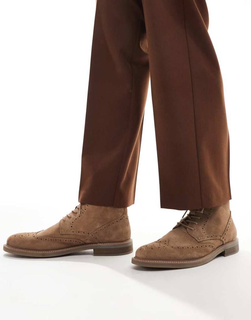ASOS DESIGN - Budapester-Schnürstiefel aus Wildleder in Stein-Neutral von ASOS DESIGN