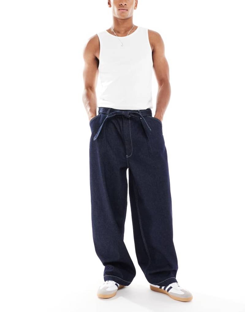 ASOS DESIGN - Jeans in Raw-Waschung mit Bundfalten, Gürtel und weitem Bein-Blau von ASOS DESIGN