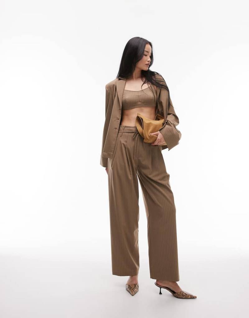 ASOS DESIGN - Bundfaltenhose in Kamelbraun mit weitem Bein und Nadelstreifen-Blau von ASOS DESIGN