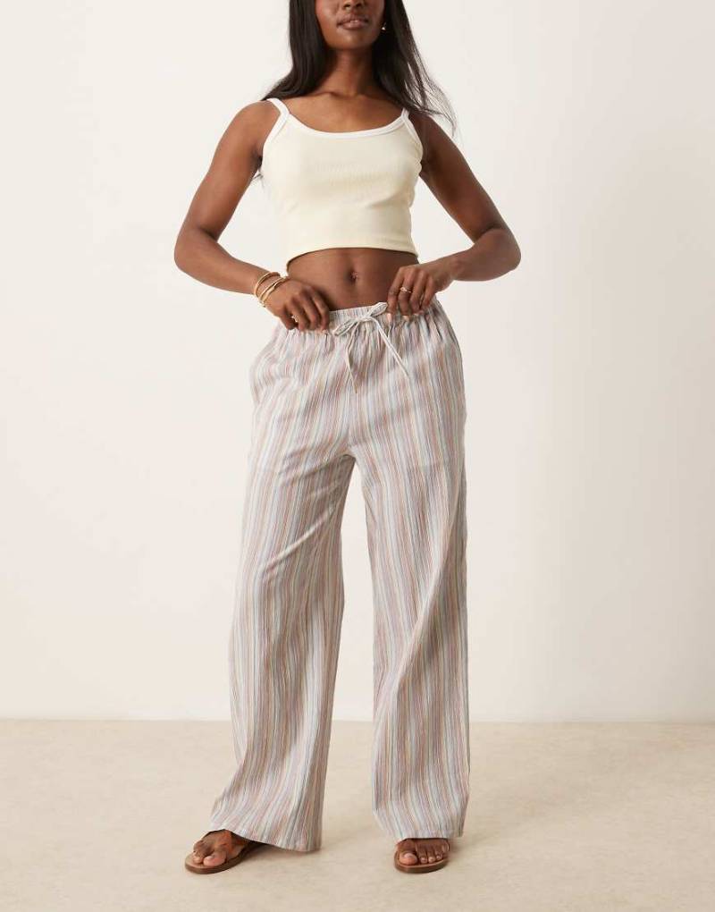 ASOS DESIGN - Bunt gestreifte, strukturierte Schlupfhose in Leinenoptik mit weitem Bein von ASOS DESIGN