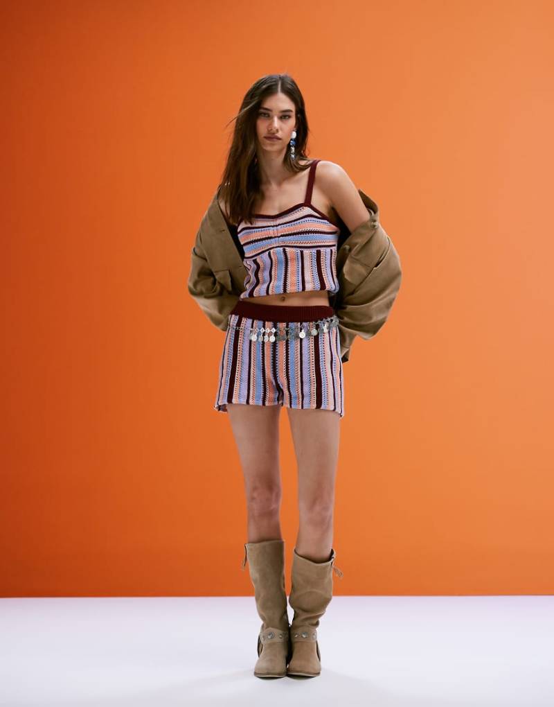 ASOS DESIGN - Bunt gestreifte Höschen-Shorts in Häkelstrick-Optik von ASOS DESIGN