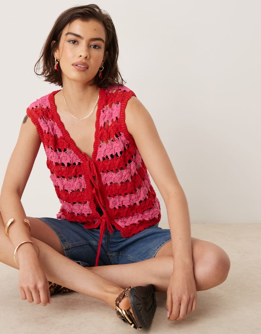 ASOS DESIGN - Bunt gestreifte Weste aus offenmaschigem Strick mit gebundener Vorderseite ASOS DESIGN - Bunt gestreifte Weste aus offenmaschigem Strick mit gebundener Vorderseite von ASOS DESIGN