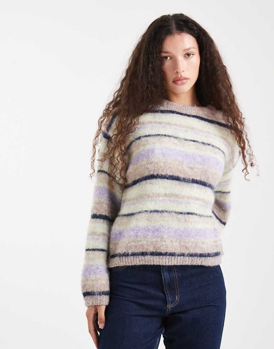 ASOS DESIGN - Bunt gestreifter, angerauter Pullover in Flieder-Lila ASOS DESIGN - Bunt gestreifter, angerauter Pullover in Flieder-Lila von ASOS DESIGN