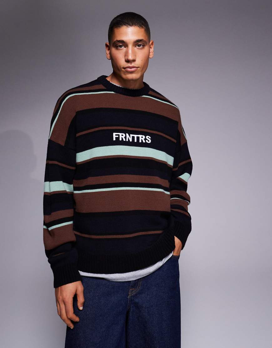 ASOS DESIGN - Bunter Oversize-Strickpullover mit Streifen und Brust-Print von ASOS DESIGN