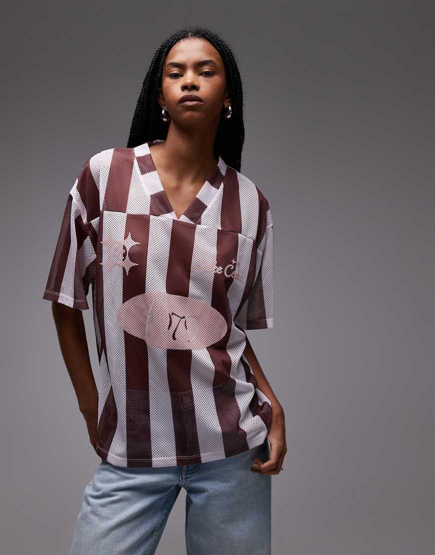 ASOS DESIGN - Burgunderrot gestreiftes T-Shirt aus Airtex-Material im Fußball-Design-Bunt ASOS DESIGN - Burgunderrot gestreiftes T-Shirt aus Airtex-Material im Fußball-Design-Bunt von ASOS DESIGN