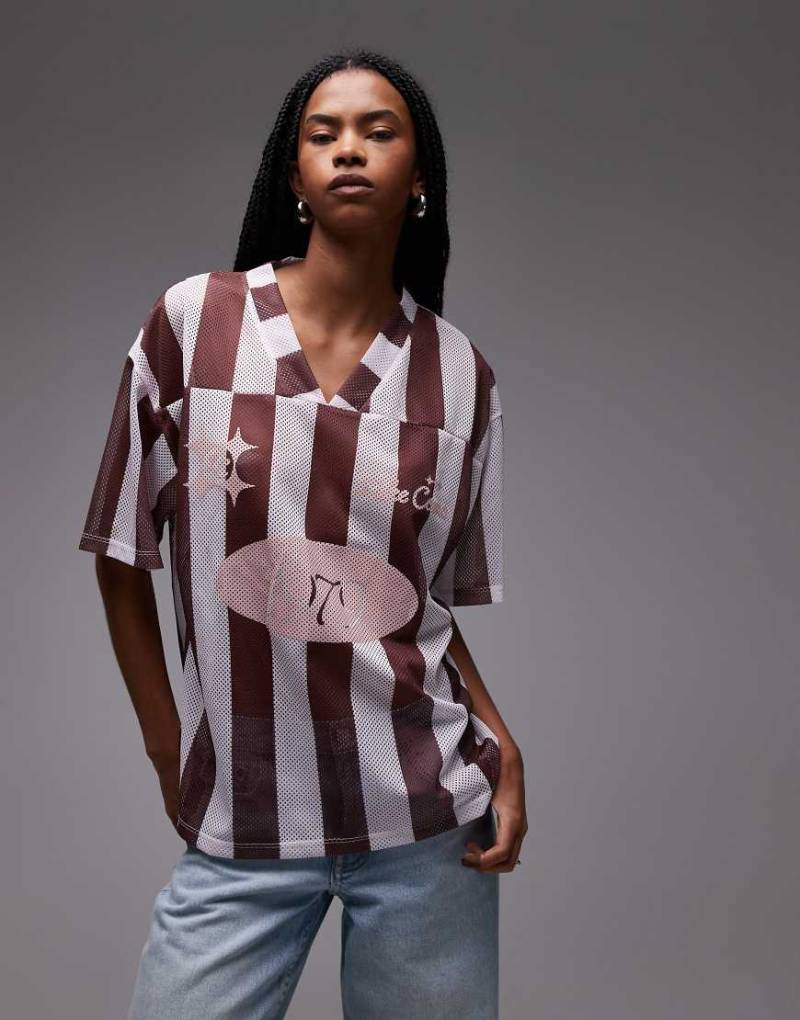 ASOS DESIGN - Burgunderrot gestreiftes T-Shirt aus Airtex-Material im Fußball-Design-Bunt ASOS DESIGN - Burgunderrot gestreiftes T-Shirt aus Airtex-Material im Fußball-Design-Bunt von ASOS DESIGN