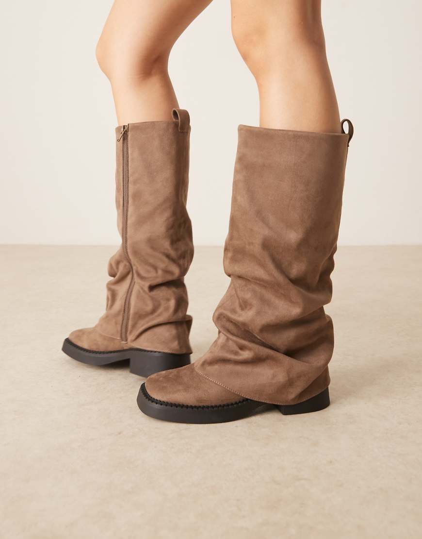ASOS DESIGN - Caden - Flache, kniehohe Stiefel aus beigem Wildlederimitat mit umgeschlagenem Schaft und dicker Sohle-Grau von ASOS DESIGN