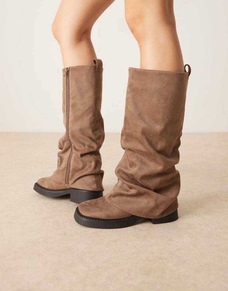 ASOS DESIGN - Caden - Flache, kniehohe Stiefel aus beigem Wildlederimitat mit umgeschlagenem Schaft und dicker Sohle-Grau von ASOS DESIGN