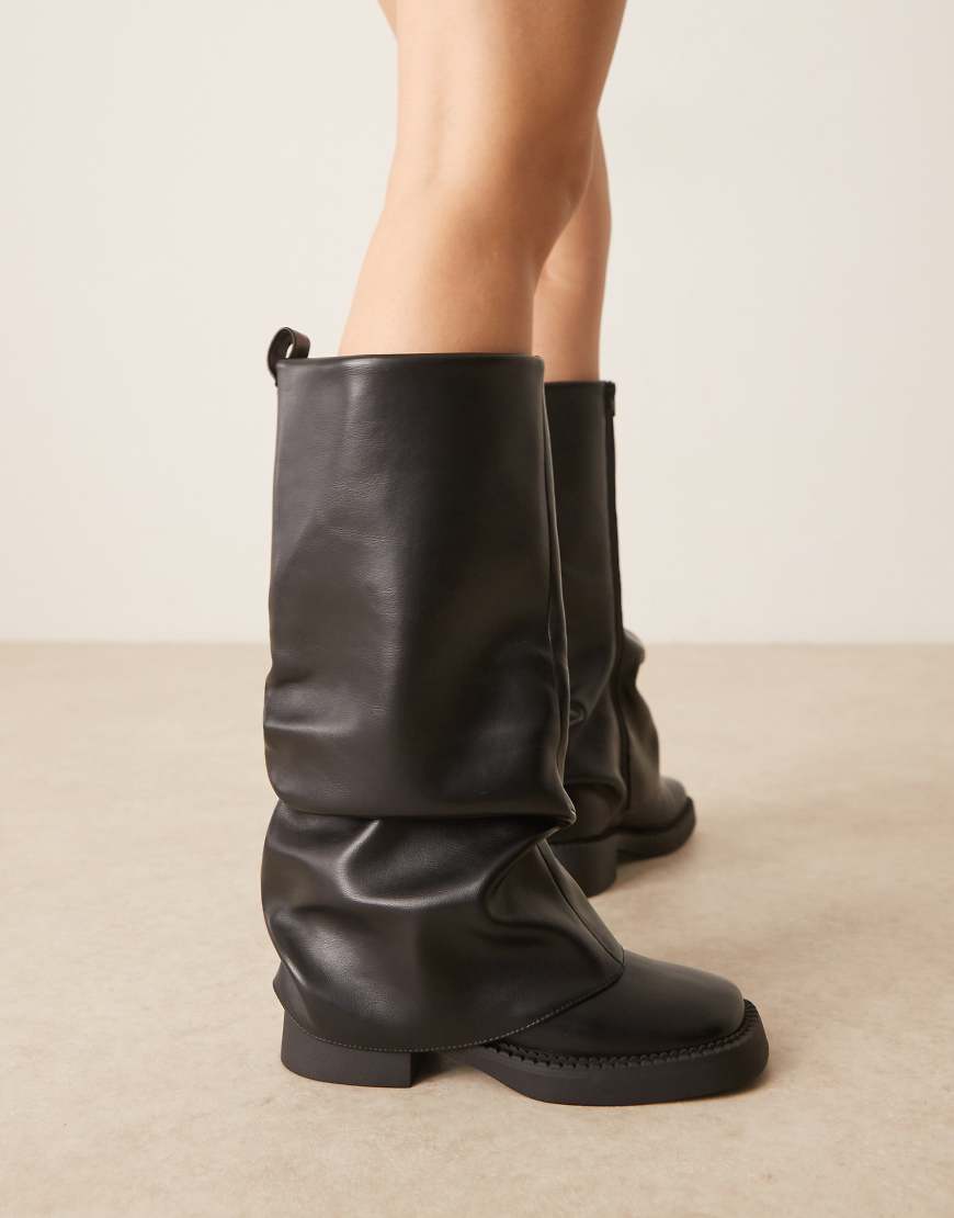 ASOS DESIGN - Caden - Flache, kniehohe Stiefel in Schwarz mit breitem Umschlag von ASOS DESIGN