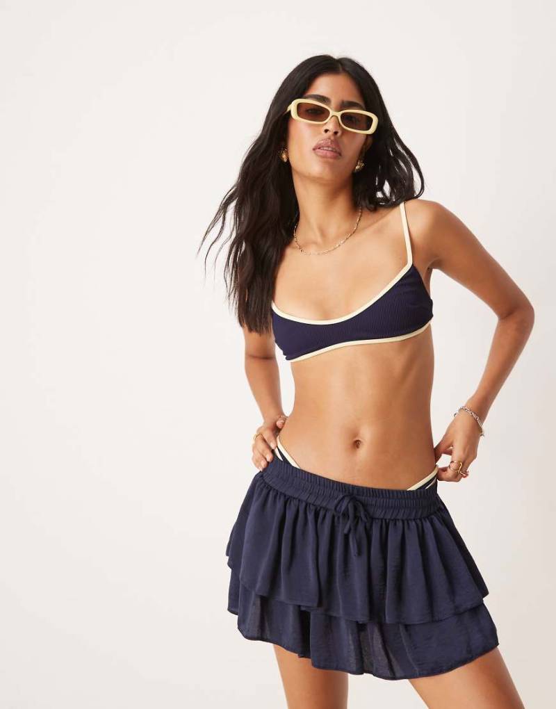 ASOS DESIGN - Cadiz - Geripptes Bikinioberteil in Marineblau mit Kontrasteinfassung und Rundhalsausschnitt von ASOS DESIGN