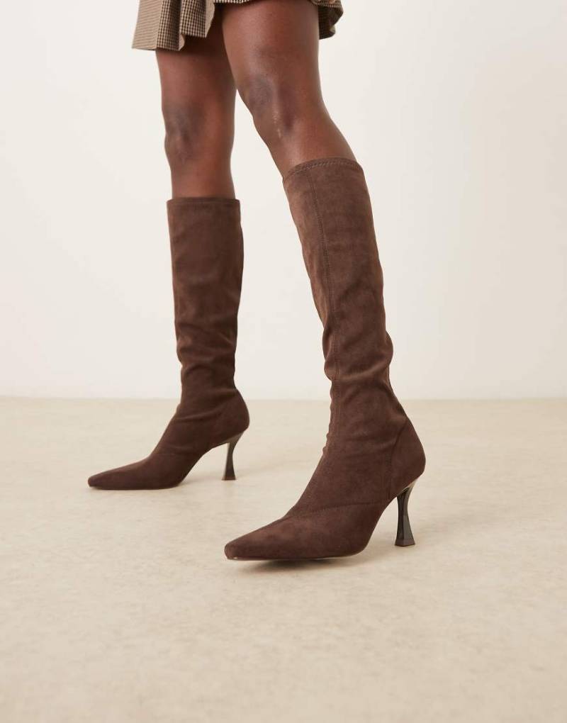 ASOS DESIGN - Caitlin - Kniehohe, eng anliegende Stiefel aus Wildlederimitat in Schokobraun mit Blockabsatz-Brown von ASOS DESIGN