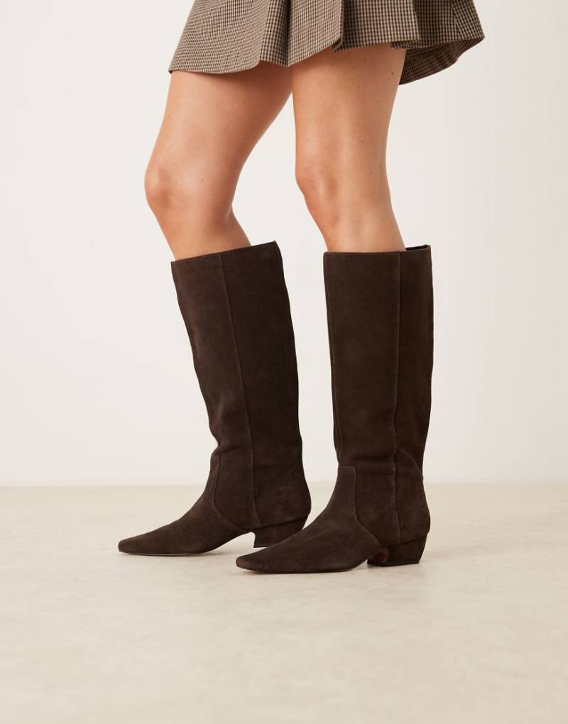 ASOS DESIGN - Calais - Kniehohe, flache Stiefel aus Wildleder in Schokobraun mit spitzer Zehenpartie-Brown von ASOS DESIGN