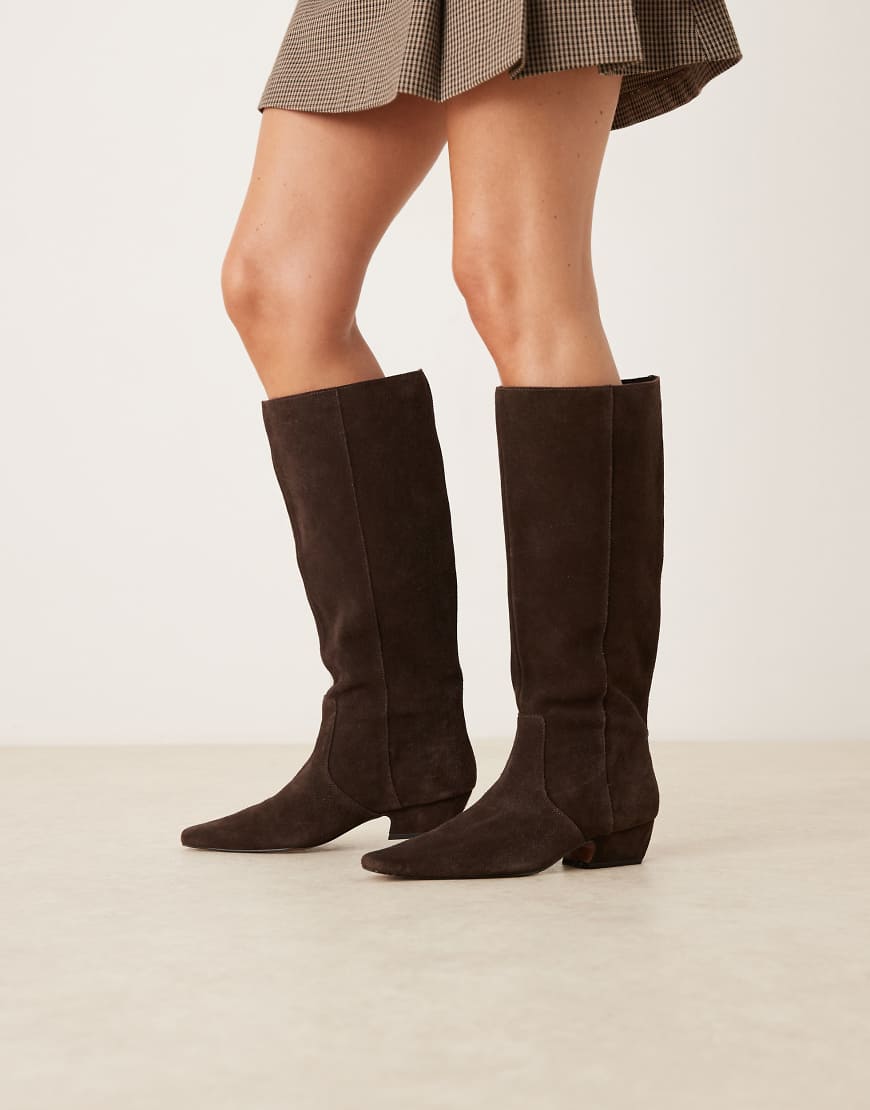 ASOS DESIGN - Calais - Kniehohe, flache Stiefel aus Wildleder in Schokobraun mit spitzer Zehenpartie-Brown von ASOS DESIGN