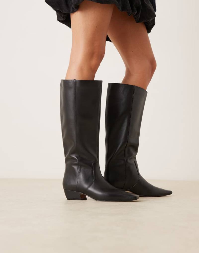 ASOS DESIGN - Calais - Kniehohe, flache Stiefel aus schwarzem Leder mit spitzer Zehenpartie von ASOS DESIGN