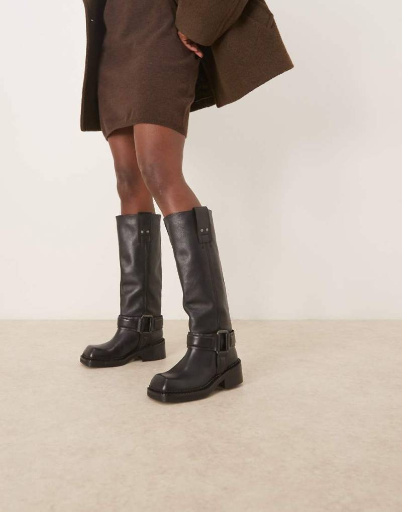 ASOS DESIGN - Calla - Hochwertige Trucker-Stiefel aus getrommeltem Leder in Schwarz mit Schnallenriemen von ASOS DESIGN