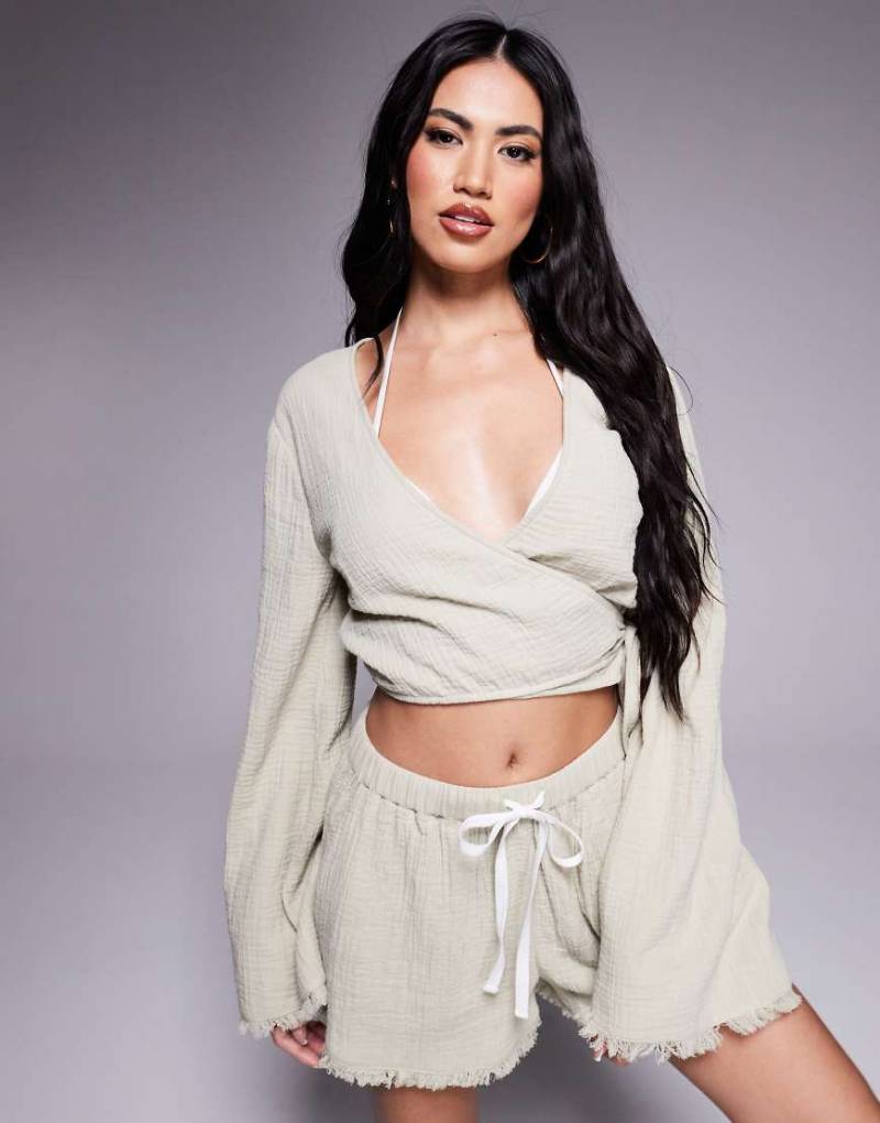 ASOS DESIGN - Callie - Beach-Bluse aus Musselin in verwaschenem Salbeigrün mit Fransen und Wickelfront von ASOS DESIGN
