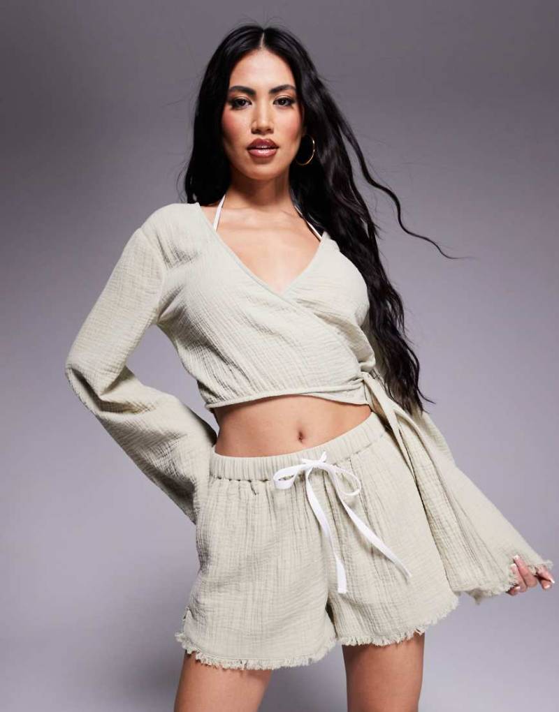 ASOS DESIGN - Callie - Beach-Shorts aus Musselin in verwaschenem Salbeigrün mit Fransen von ASOS DESIGN