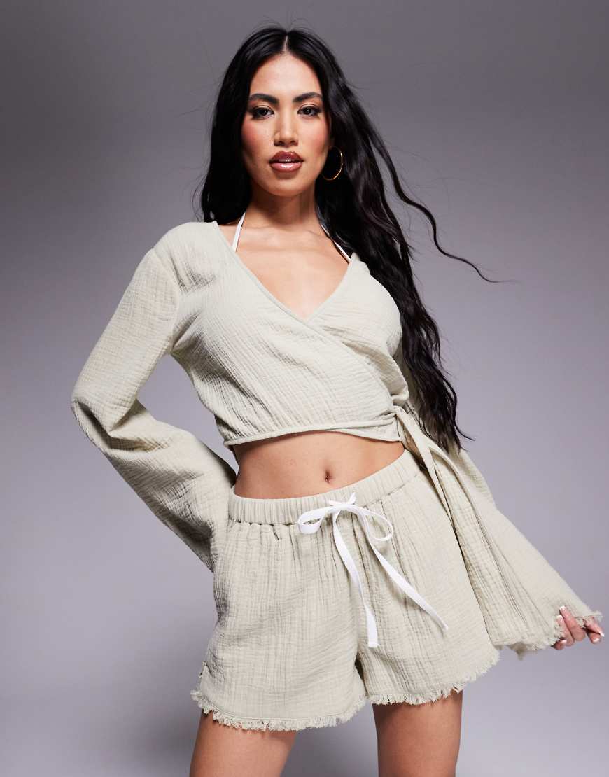 ASOS DESIGN - Callie - Beach-Shorts aus Musselin in verwaschenem Salbeigrün mit Fransen ASOS DESIGN - Callie - Beach-Shorts aus Musselin in verwaschenem Salbeigrün mit Fransen von ASOS DESIGN