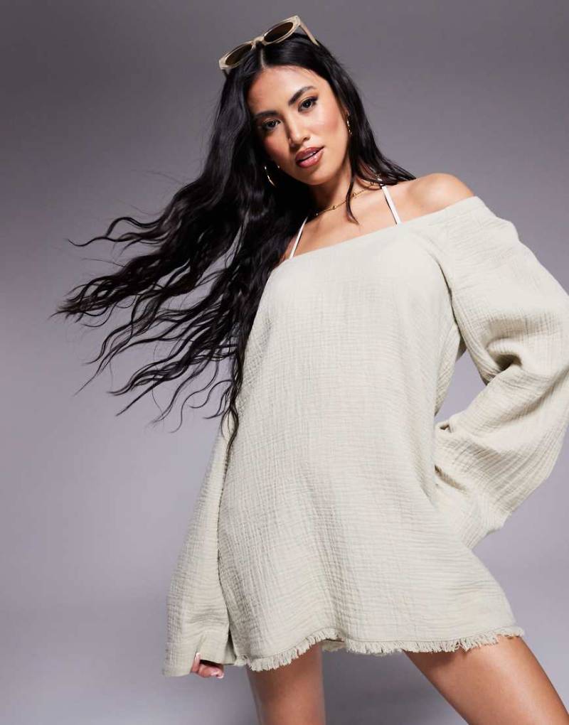ASOS DESIGN - Callie - Langärmliges Beach-Kleid aus Musselin in verwaschenem Salbeigrün mit Fransen und Neckholder von ASOS DESIGN