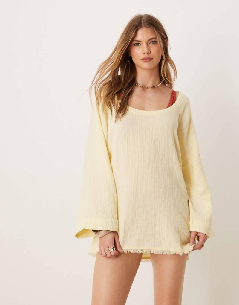 ASOS DESIGN - Callie - Langärmliges wendbares Strandkleid aus Musselinstoff in Buttermilchgelb mit Fransenrand von ASOS DESIGN