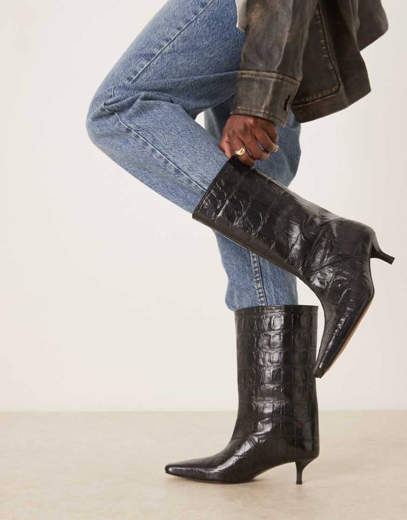 ASOS DESIGN - Calloway - Hochwertige Schlupfstiefel aus Leder in Kroko-Schwarz mit weitem Schaft von ASOS DESIGN