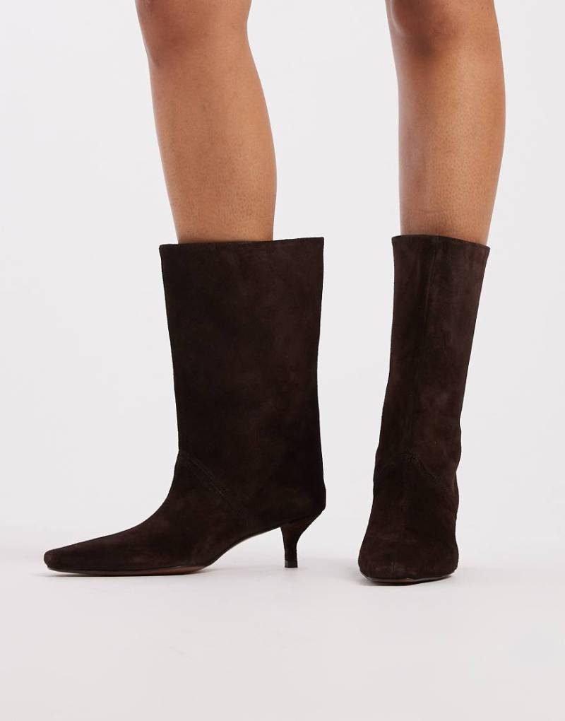 ASOS DESIGN - Calloway - Hochwertige Wildleder-Stiefel zum Hineinschlüpfen in Schokobraun mit weitem Schaft-Brown von ASOS DESIGN