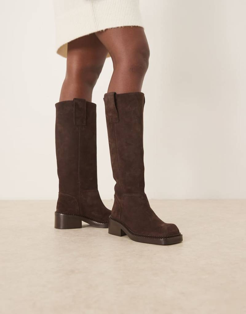 ASOS DESIGN - Camelia - Kniehohe Trucker-Stiefel aus hochwertigem Wildleder in Schokobraun-Brown von ASOS DESIGN