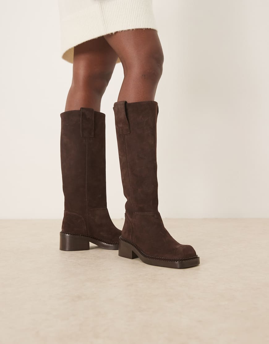 ASOS DESIGN - Camelia - Kniehohe Trucker-Stiefel aus hochwertigem Wildleder in Schokobraun-Brown von ASOS DESIGN