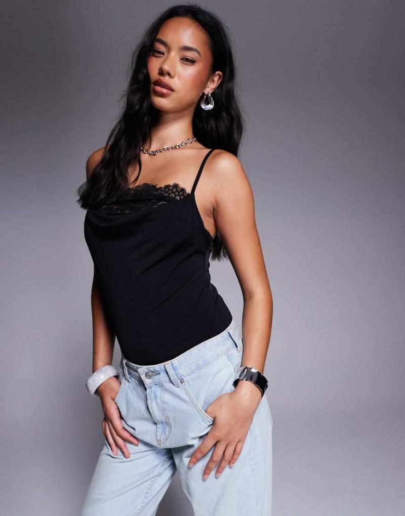 ASOS DESIGN - Camisole-Body in Schwarz mit Spitzenbesatz von ASOS DESIGN