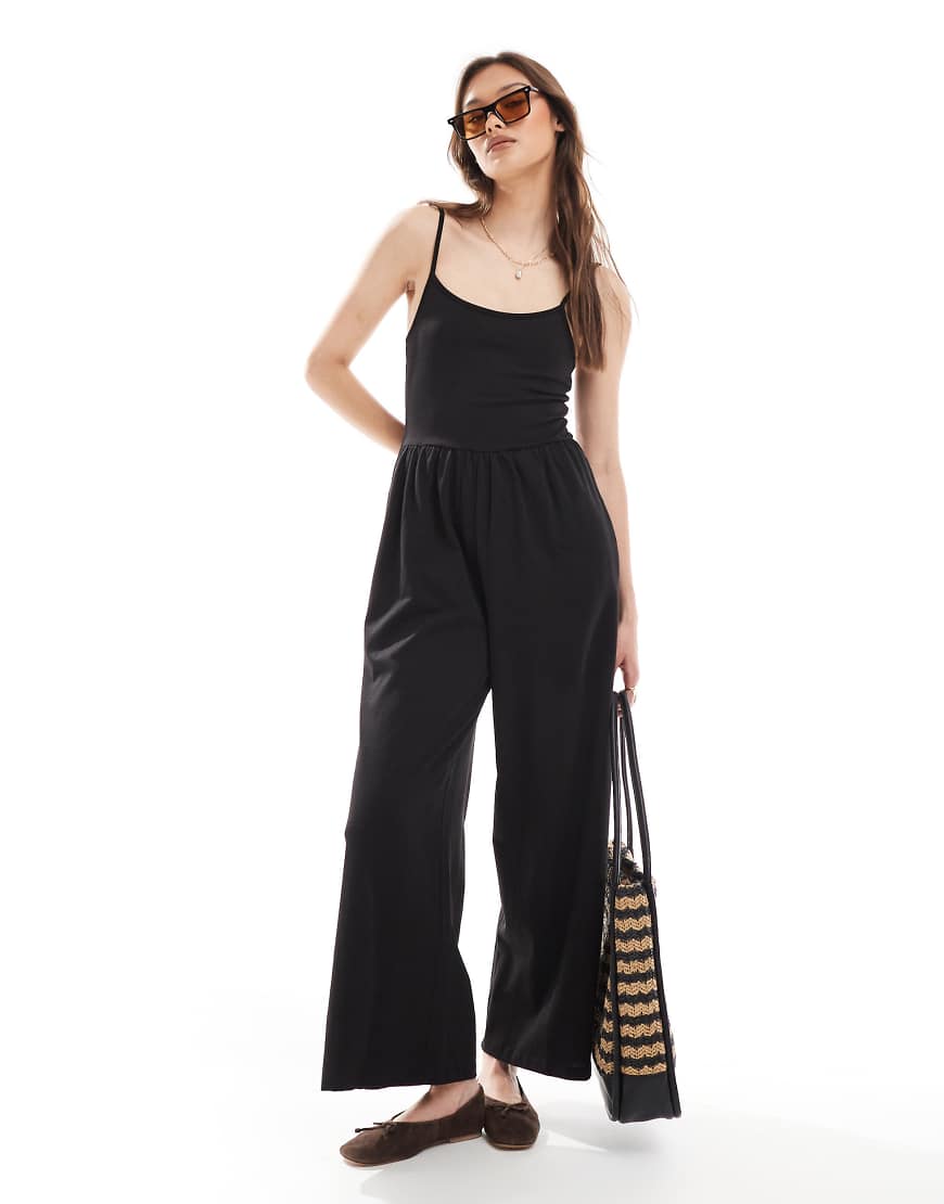 ASOS DESIGN - Camisole-Jumpsuit in Schwarz mit weitem Bein und Taschen ASOS DESIGN - Camisole-Jumpsuit in Schwarz mit weitem Bein und Taschen von ASOS DESIGN