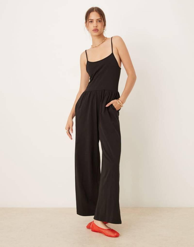 ASOS DESIGN - Camisole-Jumpsuit in Schwarz mit weitem Bein und Taschen von ASOS DESIGN