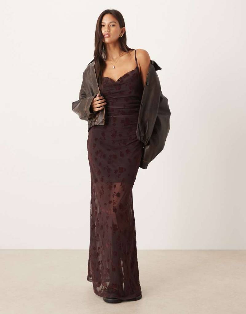ASOS DESIGN - Camisole-Maxikleid in Braun mit beflocktem Blumenmuster und Wasserfallausschnitt-Brown von ASOS DESIGN
