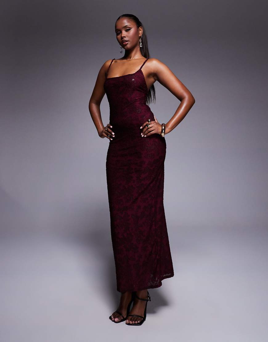 ASOS DESIGN - Camisole-Midikleid in Weinrot aus transparentem Devoré mit eckigem Ausschnitt von ASOS DESIGN