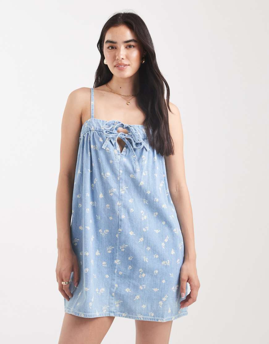 ASOS DESIGN - Camisole-Minikleid aus weichem Denim mit Blümchenprint und Schnürdetail vorn-Blau ASOS DESIGN - Camisole-Minikleid aus weichem Denim mit Blümchenprint und Schnürdetail vorn-Blau von ASOS DESIGN