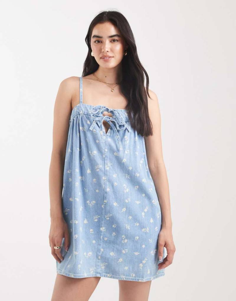 ASOS DESIGN - Camisole-Minikleid aus weichem Denim mit Blümchenprint und Schnürdetail vorn-Blau von ASOS DESIGN