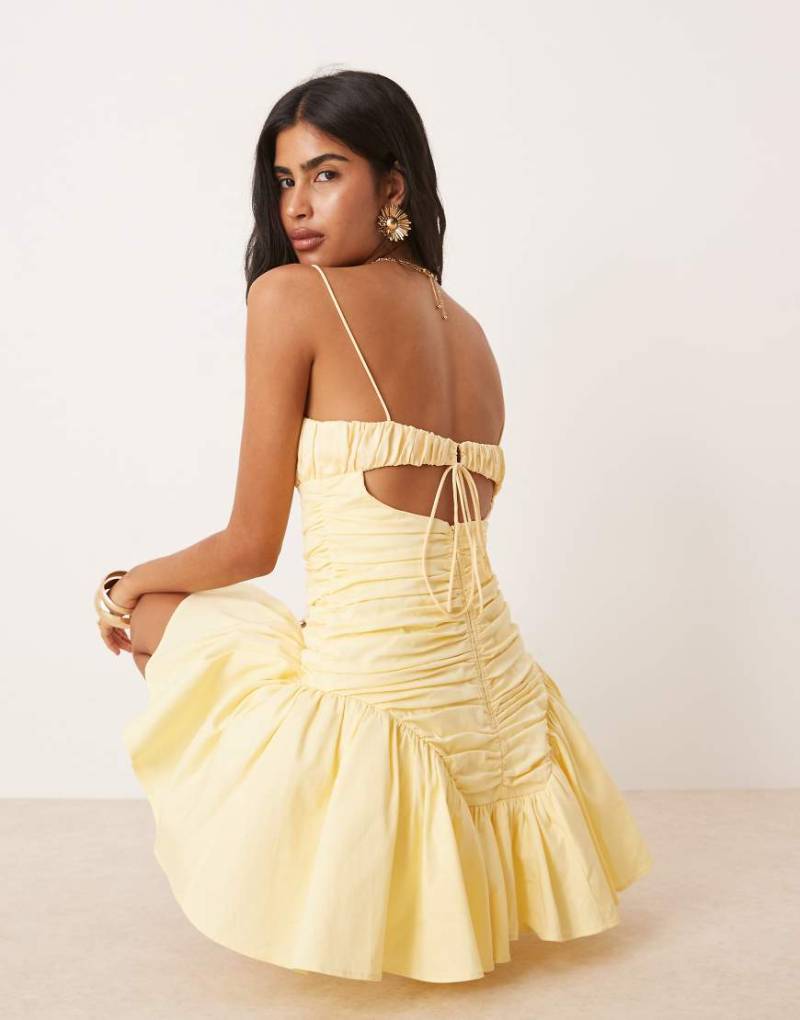 ASOS DESIGN - Camisole-Minikleid in Zitronengelb mit geraffter Brustpartie und weitem Rock von ASOS DESIGN