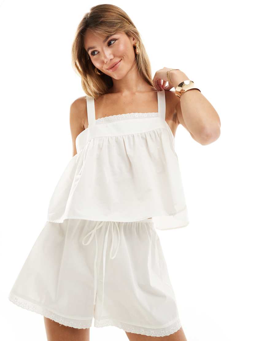 ASOS DESIGN - Camisole-Oberteil aus Baumwolle in Weiß mit Spitzenborte ASOS DESIGN - Camisole-Oberteil aus Baumwolle in Weiß mit Spitzenborte von ASOS DESIGN