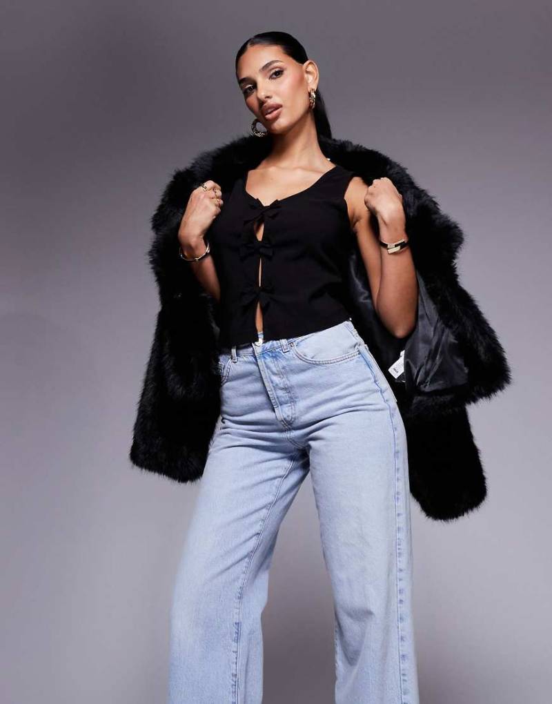 ASOS DESIGN - Camisole-Oberteil aus Bengalin in Schwarz mit kleinen Schleifen von ASOS DESIGN