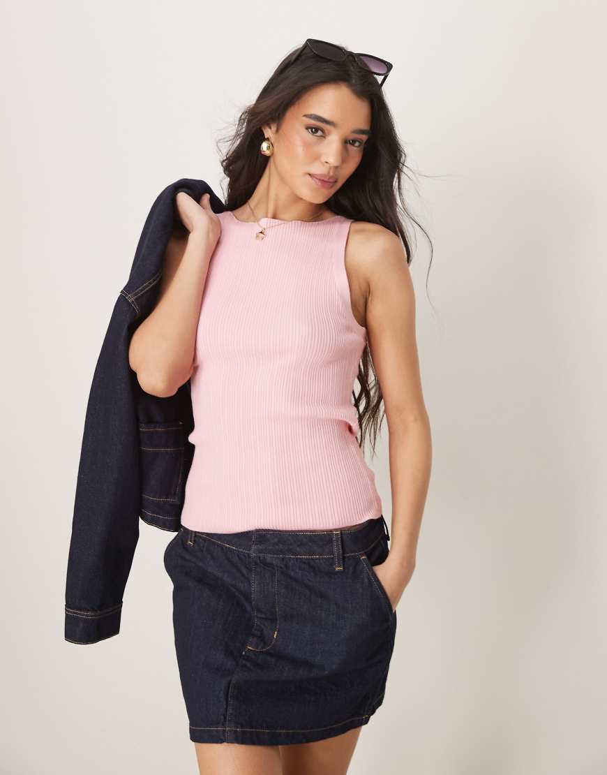 ASOS DESIGN - Camisole-Oberteil aus Rippstrick in Rosa mit U-Boot-Ausschnitt von ASOS DESIGN