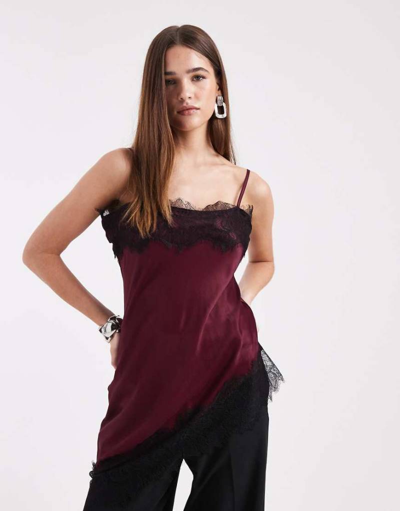 ASOS DESIGN - Camisole-Oberteil aus Satin in Pflaume mit asymmetrischem Saum und Spitzenbesatz-Lila von ASOS DESIGN