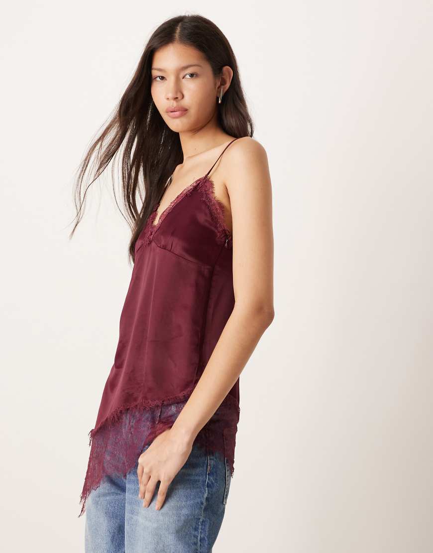 ASOS DESIGN - Camisole-Oberteil aus Satin in Pflaume mit asymmetrischem Saum und Spitzenbesatz-Lila von ASOS DESIGN